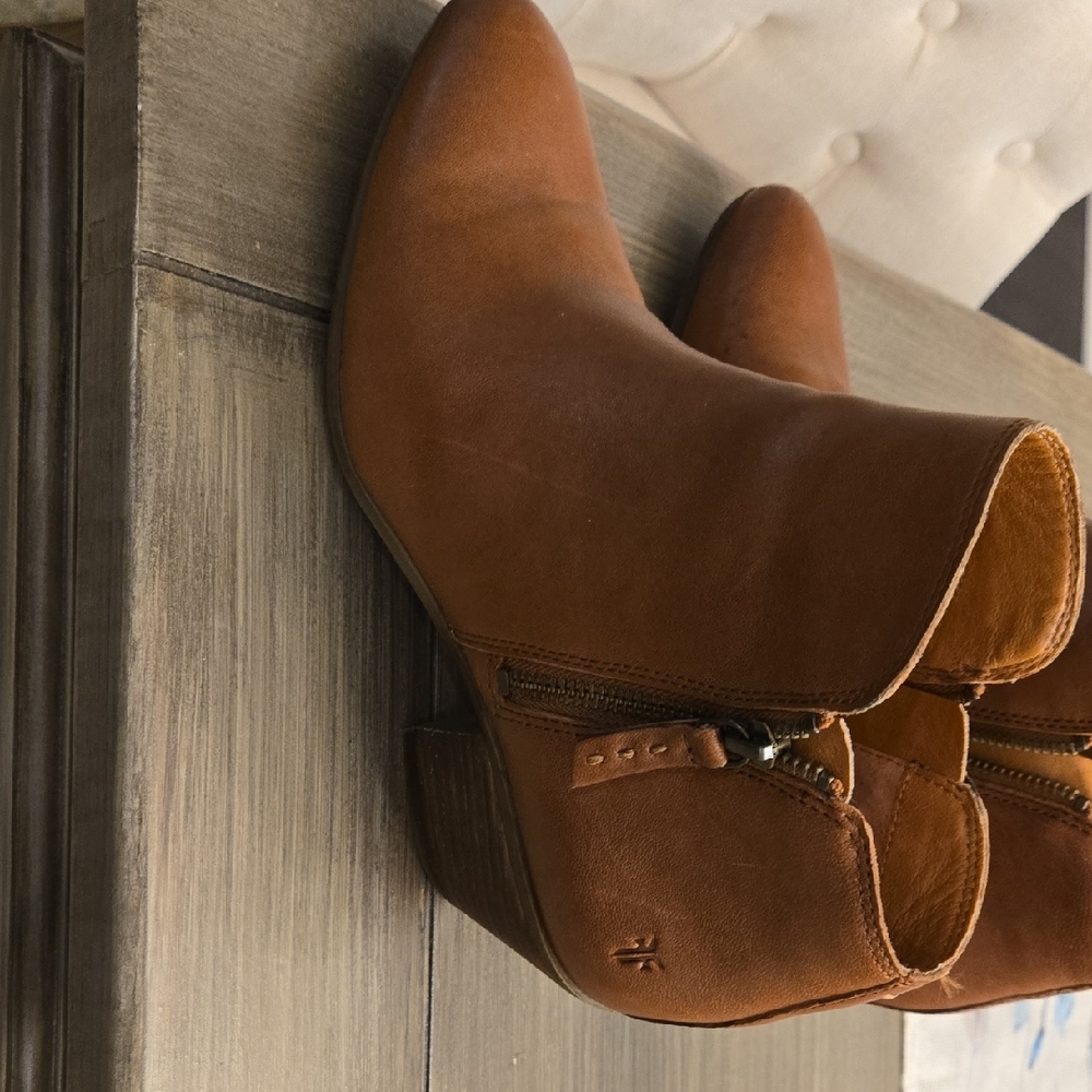 FRYE AND CO. Brown Ankle Boots with Zipper